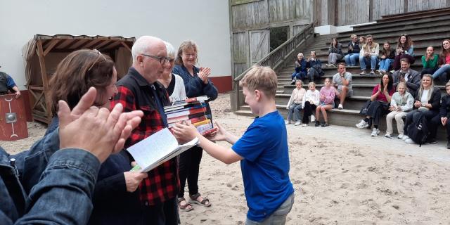 Schrijvers van de Ronde Tafel boek uitreiking.jpg